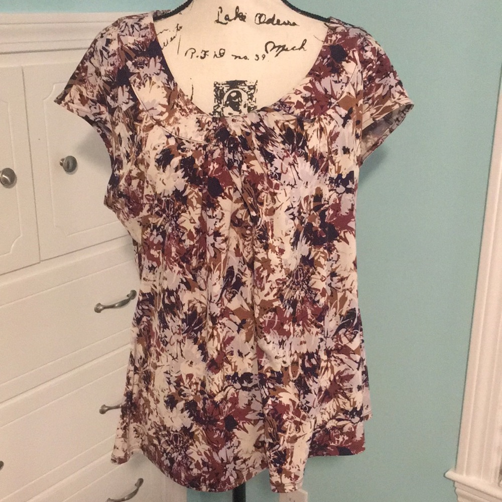 Woman’s top 1x. Small sleeve. Multicolor.  Nice work top-stretchy & lightweight
